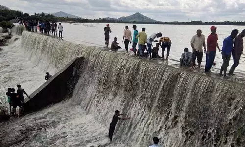 Kolar : झील में तैरता सौर पैनल Kolar : झील में तैरता सौर पैनल
