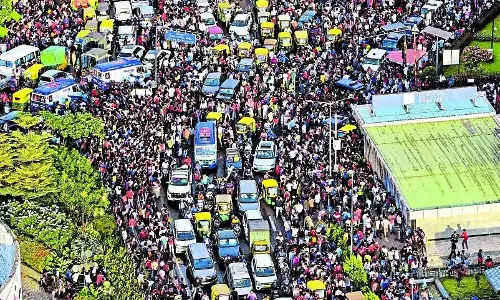 RCB खिलाड़ियों को सरकारी बधाई: प्रशंसकों के नारे अंतिम चरण तक पहुंचे
