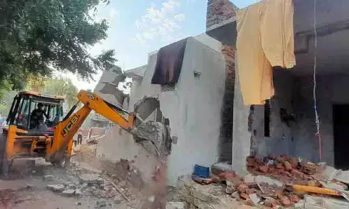 हल्के तनाव के बीच, Alwal में चिनारायनी चेरुवु में अनधिकृत इमारत को ध्वस्त कर दिया गया
