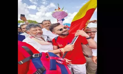 RCB टीम का भव्य स्वागत: शिवकुमार ने विराट कोहली को कन्नड़ झंडा भेंट किया RCB टीम का भव्य स्वागत: शिवकुमार ने विराट कोहली को कन्नड़ झंडा भेंट किया