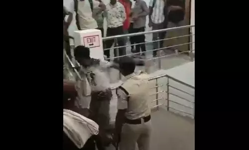 रेलवे स्टेशन का VIDEO, पत्नी पर भड़का पति, बाल पकड़कर गिराया