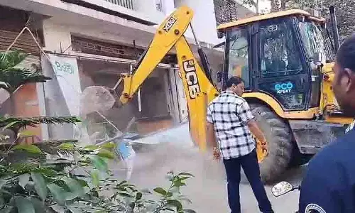 हाइड्रा के अधिकारियों ने अलवाल के Chinnari Kunta में बनी तीन इमारतों को ध्वस्त कर दिया