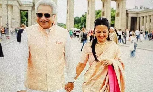 65 वर्षीय पिनाकी मिश्रा ने 50 वर्षीय महुआ मोइत्रा से की शादी, तस्वीरें वायरल
