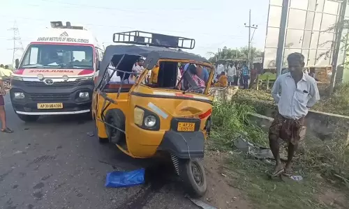 Nellore जिले में सड़क दुर्घटना में दो लोगों की मौत Nellore जिले में सड़क दुर्घटना में दो लोगों की मौत