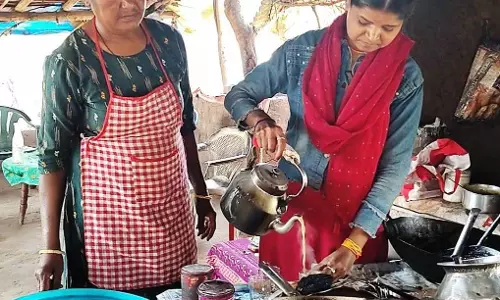 छोटे कदम, बड़ी उड़ान : महतारी वंदन योजना से हिन्देश्वरी बनीं सफल उद्यमी छोटे कदम, बड़ी उड़ान : महतारी वंदन योजना से हिन्देश्वरी बनीं सफल उद्यमी