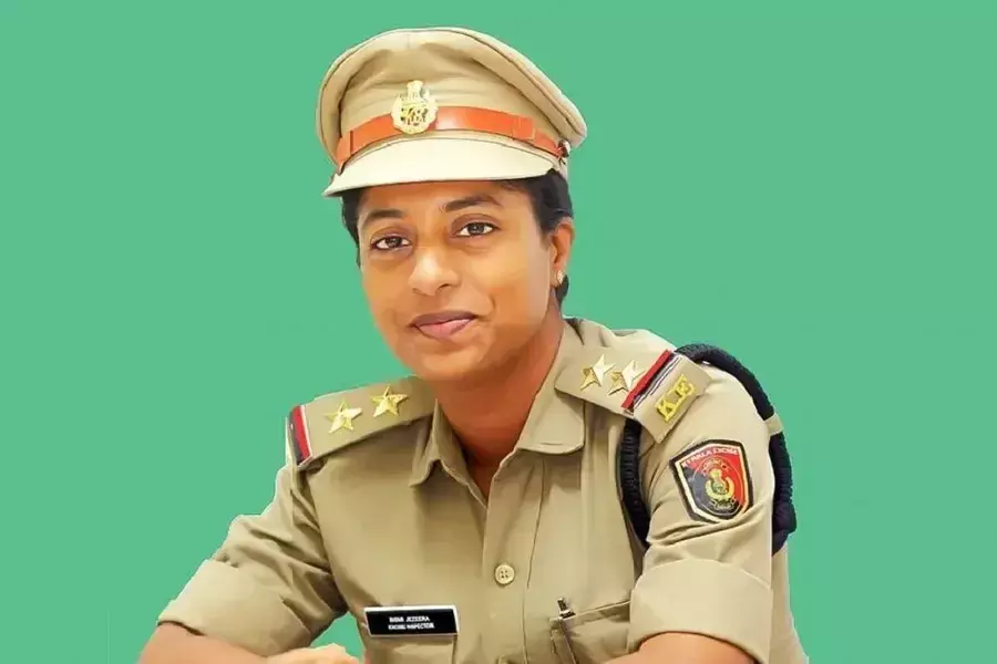 कभी ऊंचाई से डरी रहती थीं, अब वर्दी में मिलिए Alappuzha की पहली महिला आबकारी निरीक्षक से कभी ऊंचाई से डरी रहती थीं, अब वर्दी में मिलिए Alappuzha की पहली महिला आबकारी निरीक्षक से