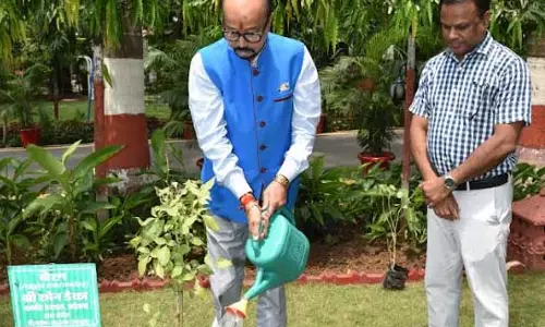 विश्व पर्यावरण दिवस के अवसर पर राज्यपाल डेका ने लगाए पौधे