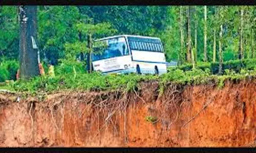 कलपेट्टा-चूरलमाला मार्ग पर KSRTC की रात्रि बस रुकने से वायनाड के स्थानीय लोग फंसे
