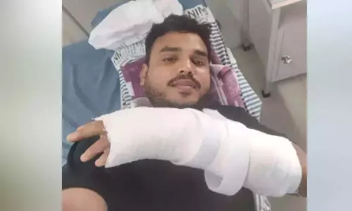 Kerala : सुअर के सड़क पर कूदने से स्कूटर पलटा, तीन घायल Kerala : सुअर के सड़क पर कूदने से स्कूटर पलटा, तीन घायल