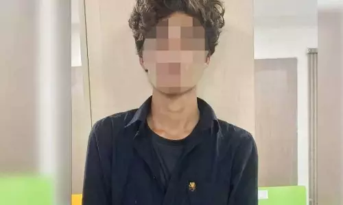अधिकारियों का फर्जीवाड़ा करने के आरोप में किशोर गिरफ्तार अधिकारियों का फर्जीवाड़ा करने के आरोप में किशोर गिरफ्तार
