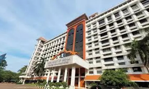 Kerala : नाबालिग आरोपी को 11वीं कक्षा में दाखिले के लिए हाईकोर्ट से मंजूरी, जमानत आदेश लंबित Kerala : नाबालिग आरोपी को 11वीं कक्षा में दाखिले के लिए हाईकोर्ट से मंजूरी, जमानत आदेश लंबित