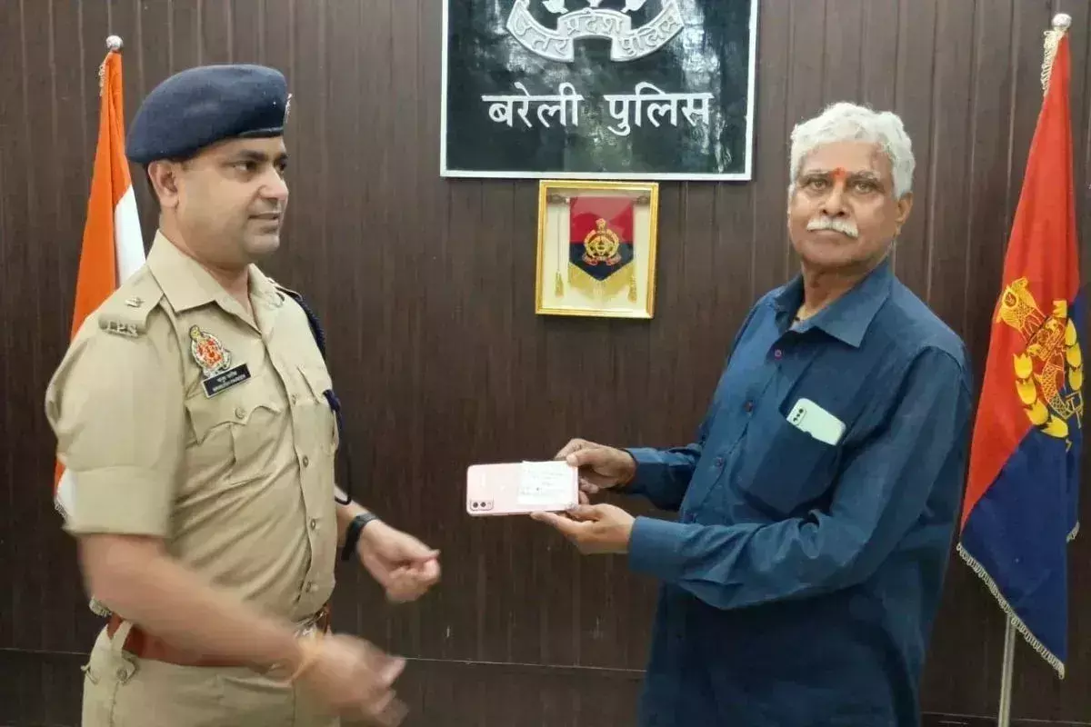 Bareilly: 290 गुमशुदा और चोरी के मोबाइल बरामद, पुलिस ने मालिकों को लौटाए