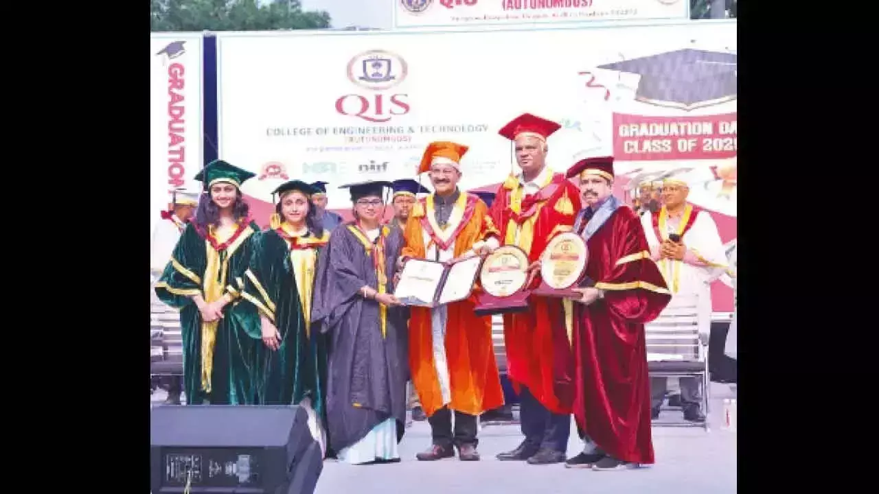 Andhra: QIS इंजीनियरिंग कॉलेज ने स्नातक दिवस मनाया Andhra: QIS इंजीनियरिंग कॉलेज ने स्नातक दिवस मनाया