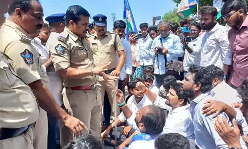 मंगलगिरी विद्या भवन में YSRCP नेताओं का उत्साह मंगलगिरी विद्या भवन में YSRCP नेताओं का उत्साह