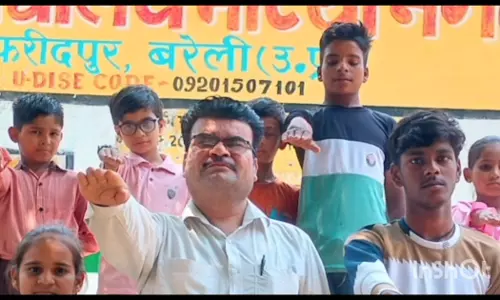Bareilly: डॉ.अमित शर्मा और बच्चों ने लगाया एक पौधा मां के नाम Bareilly: डॉ.अमित शर्मा और बच्चों ने लगाया एक पौधा मां के नाम