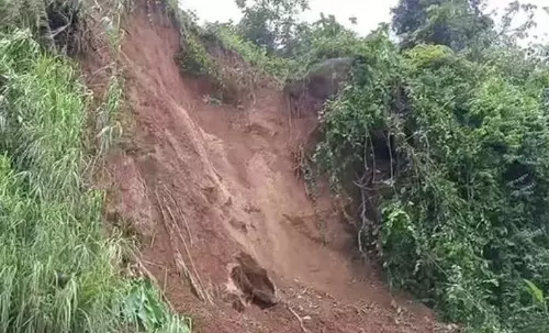 Assam के गुवाहाटी में भूस्खलन से एक महिला की मौत, कई घर नष्ट Assam के गुवाहाटी में भूस्खलन से एक महिला की मौत, कई घर नष्ट