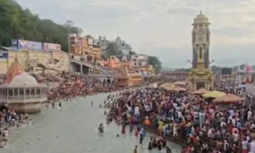 Prayagraj: गंगा दशहरा पर काशी और प्रयागराज में श्रद्धालुओं का सैलाब