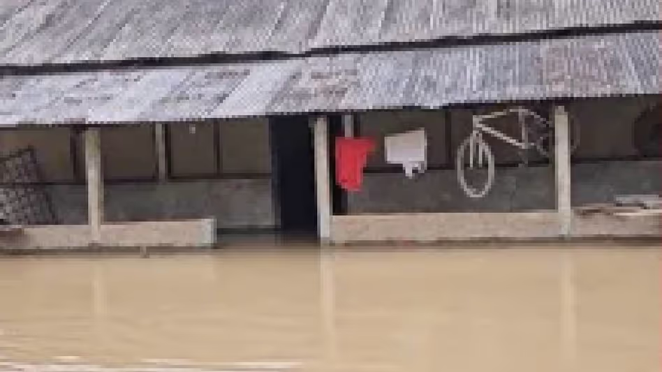 Assam : नवनिर्मित तटबंध में रिसाव से तेंगाखाट के गमताल क्षेत्र में दहशत फैल गई Assam : नवनिर्मित तटबंध में रिसाव से तेंगाखाट के गमताल क्षेत्र में दहशत फैल गई