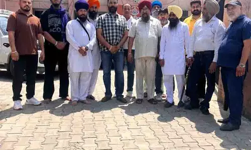 पुलिस ने SAD (अ) नेता को हिरासत में लिया, पार्टी ने प्रतिमा के अपमान की निंदा की पुलिस ने SAD (अ) नेता को हिरासत में लिया, पार्टी ने प्रतिमा के अपमान की निंदा की