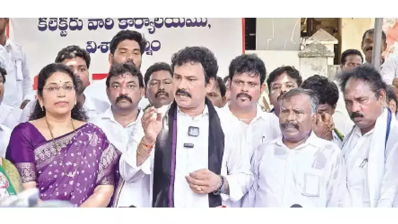 YSRCP नेताओं ने एनडीए सरकार पर ध्यान भटकाने की राजनीति करने का आरोप लगाया