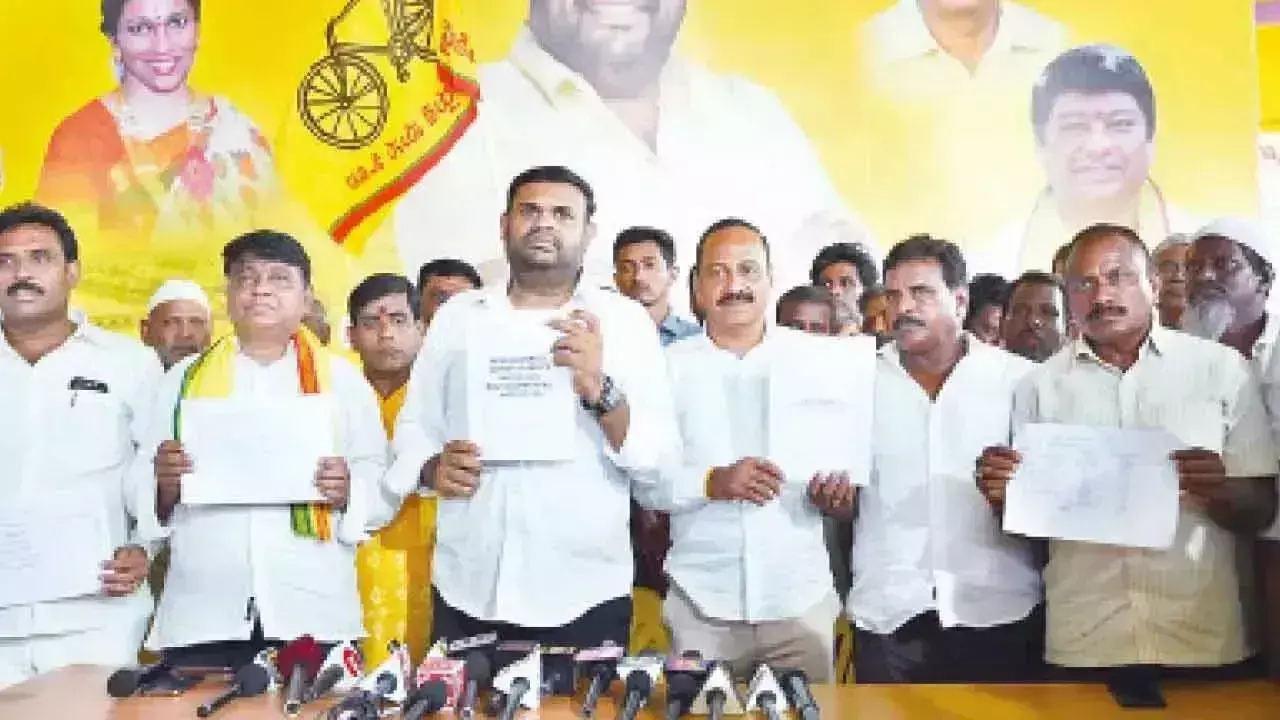 Andhra: श्रीकालहस्ती विधायक ने विकास गतिविधियों पर श्वेत पत्र जारी किया Andhra: श्रीकालहस्ती विधायक ने विकास गतिविधियों पर श्वेत पत्र जारी किया