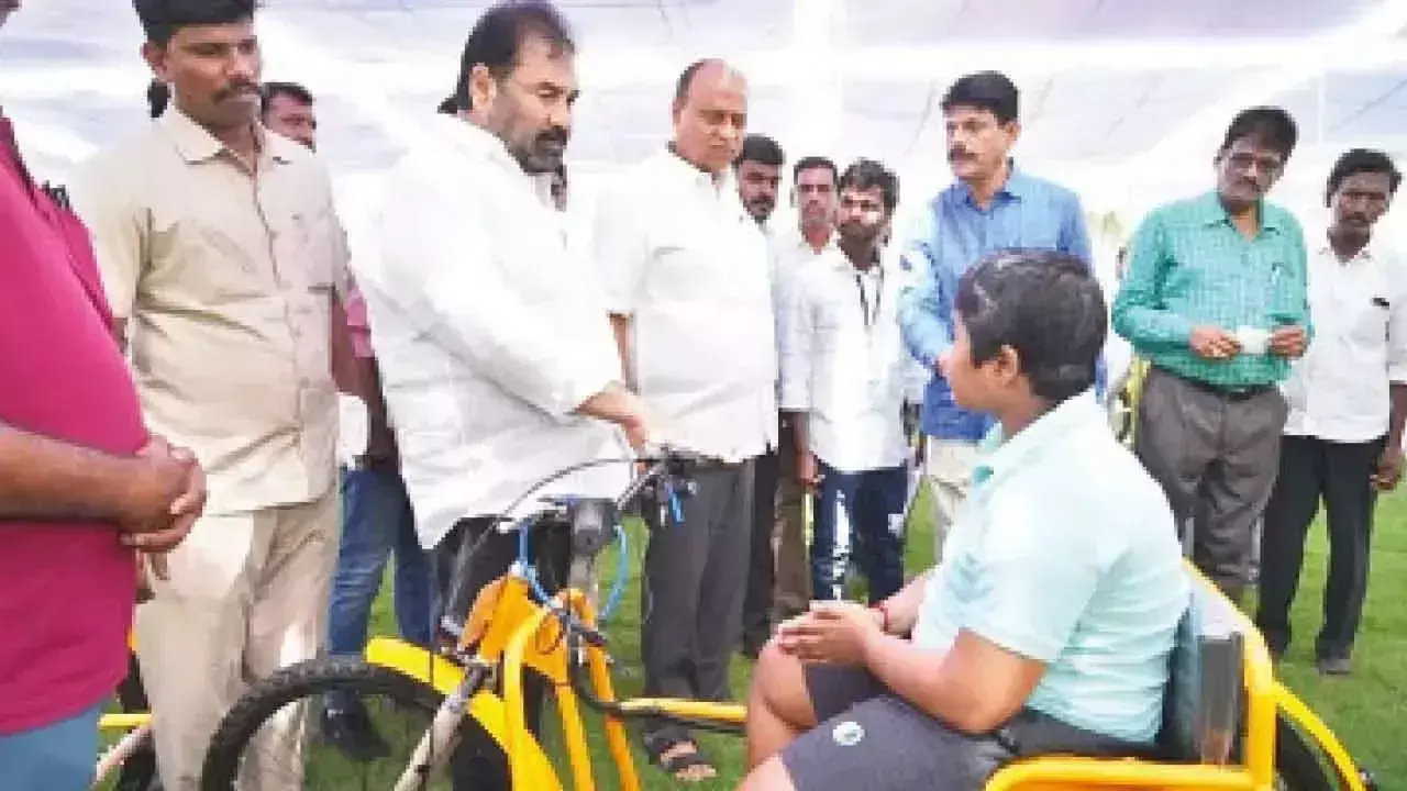 Andhra: दिव्यांगों को इलेक्ट्रिक ट्राइसाइकिल वितरित की गईं Andhra: दिव्यांगों को इलेक्ट्रिक ट्राइसाइकिल वितरित की गईं