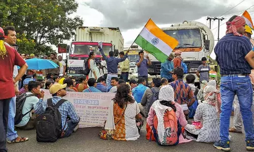 बंगाल SSC घोटाला: स्कूल गैर-शिक्षण कर्मचारियों ने बहाली की मांग को लेकर कोलकाता के पास रैली निकाली