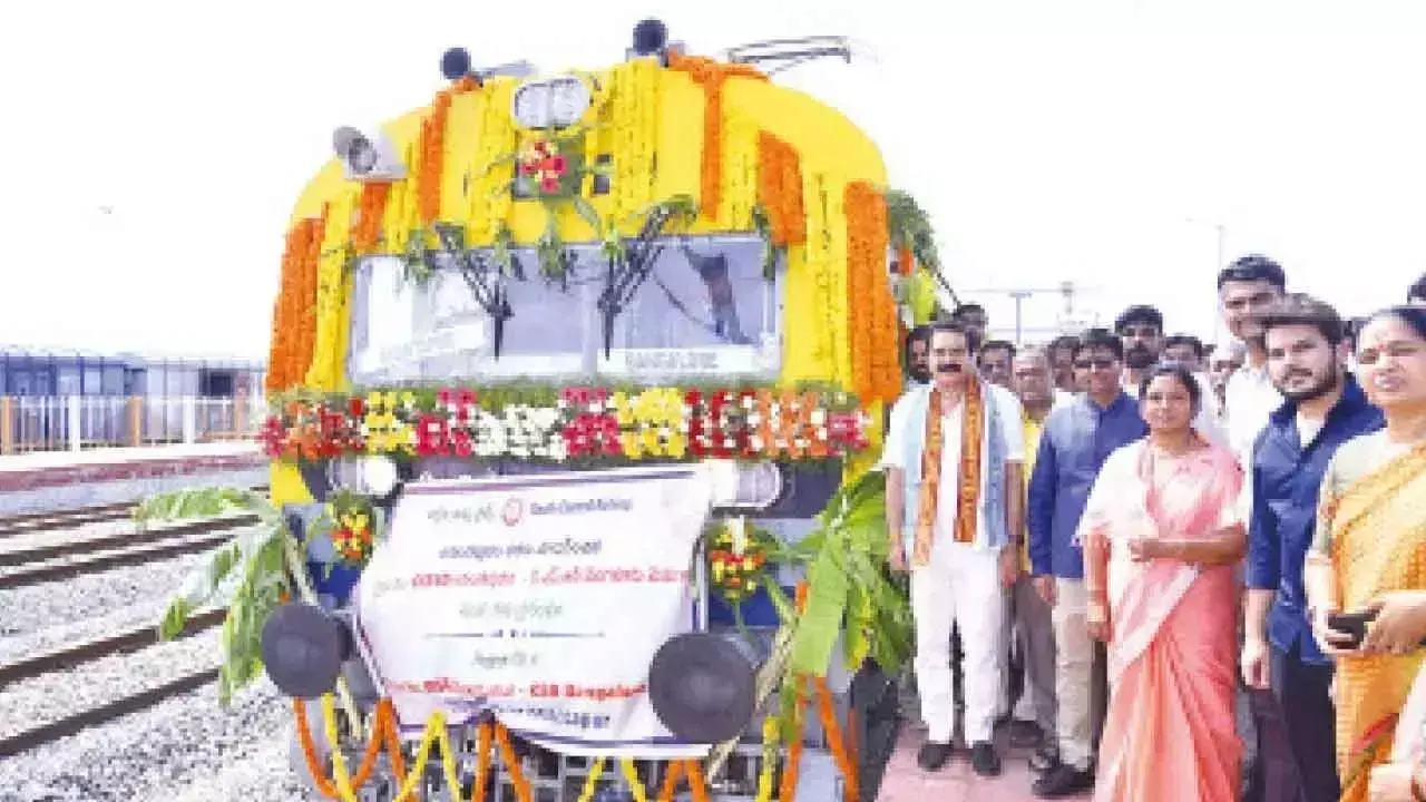 Andhra: अनंतपुर-बेंगलुरु मेमू ट्रेन को हरी झंडी दिखाई गई