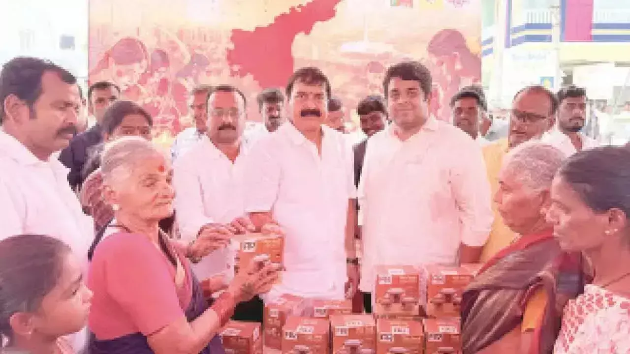 Anantapur: रंगोली विजेताओं को पुरस्कार दिए गए Anantapur: रंगोली विजेताओं को पुरस्कार दिए गए