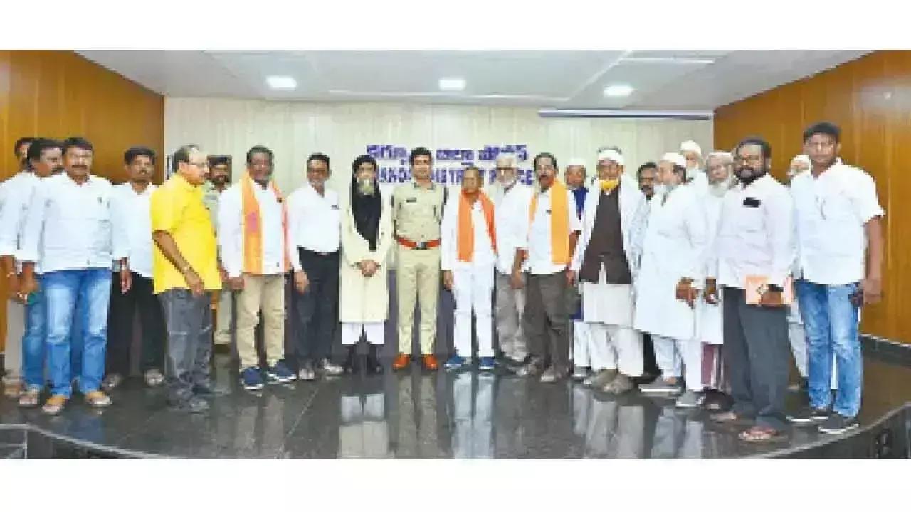 Andhra: बकरीद से पहले कुरनूल में शांति समिति की बैठक आयोजित Andhra: बकरीद से पहले कुरनूल में शांति समिति की बैठक आयोजित