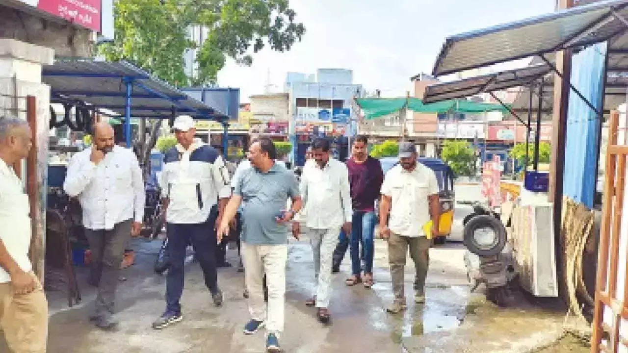 Kurnool शहर में यातायात सुगम बनाने के लिए विशेष कदम उठाए गए: नगर निगम प्रमुख Kurnool शहर में यातायात सुगम बनाने के लिए विशेष कदम उठाए गए: नगर निगम प्रमुख