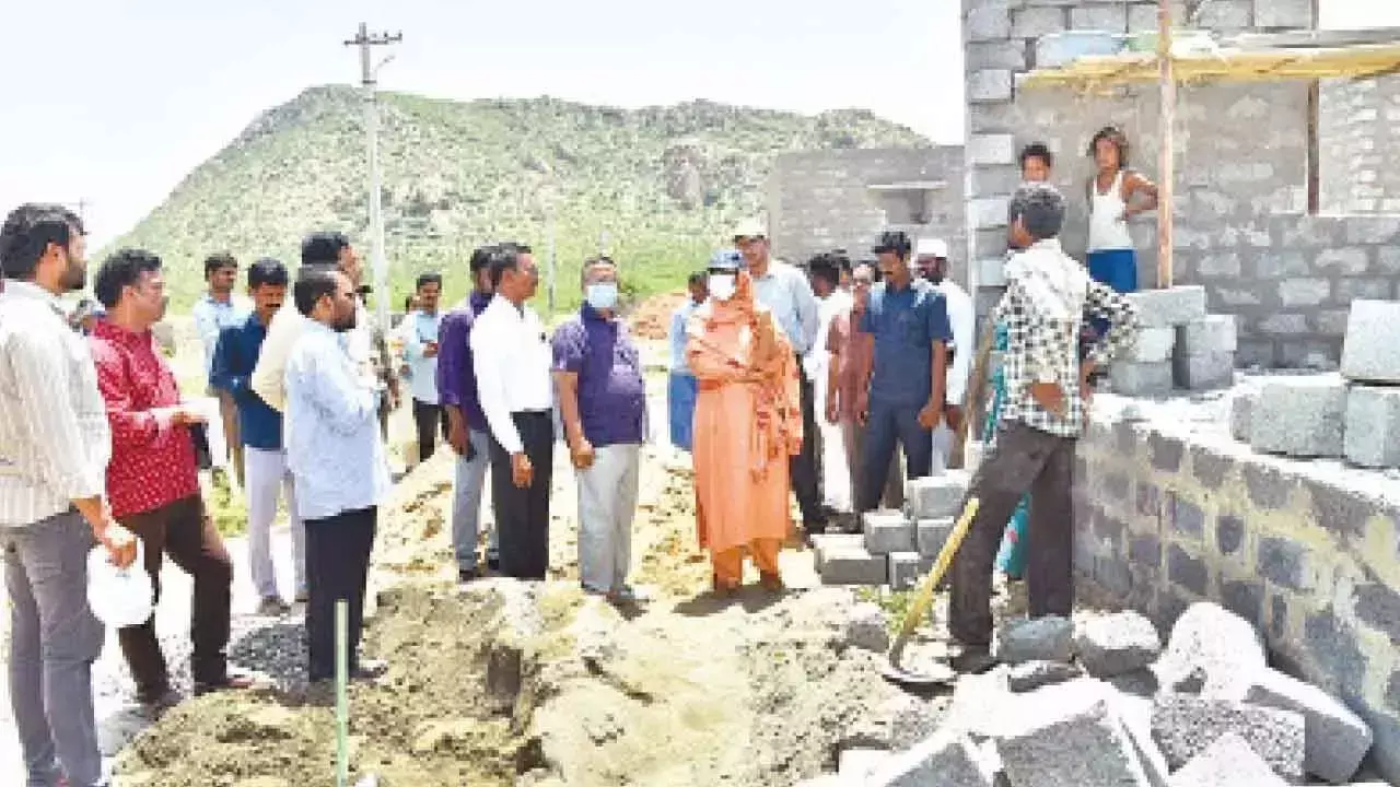 Andhra: प्रकाशम कलेक्टर ने वेलिगोंडा पुनर्वास कॉलोनी का दौरा किया Andhra: प्रकाशम कलेक्टर ने वेलिगोंडा पुनर्वास कॉलोनी का दौरा किया