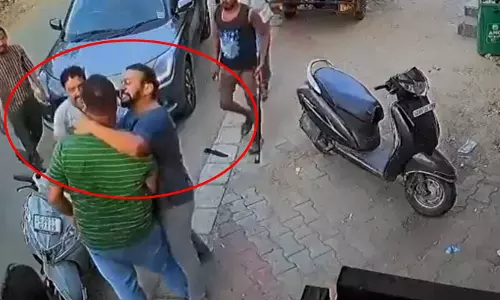 धमकी का LIVE वीडियो, गर्दन पर रखा चाकू, इलाके में हड़कंप
