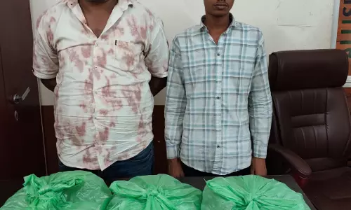 शराब दुकान के पास गांजा बेच रहे थे, गंज पुलिस ने दो तस्करों को दबोचा