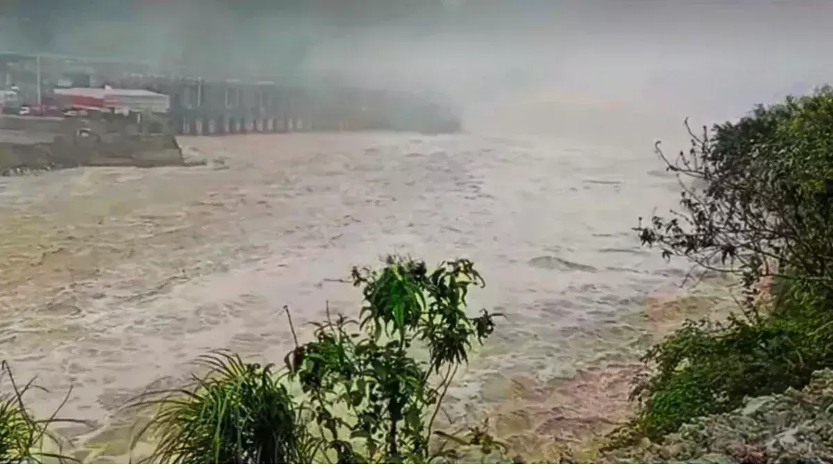 Assam floods: करीब 7 लाख लोग प्रभावित, मृतकों की संख्या 19 हुई Assam floods: करीब 7 लाख लोग प्रभावित, मृतकों की संख्या 19 हुई