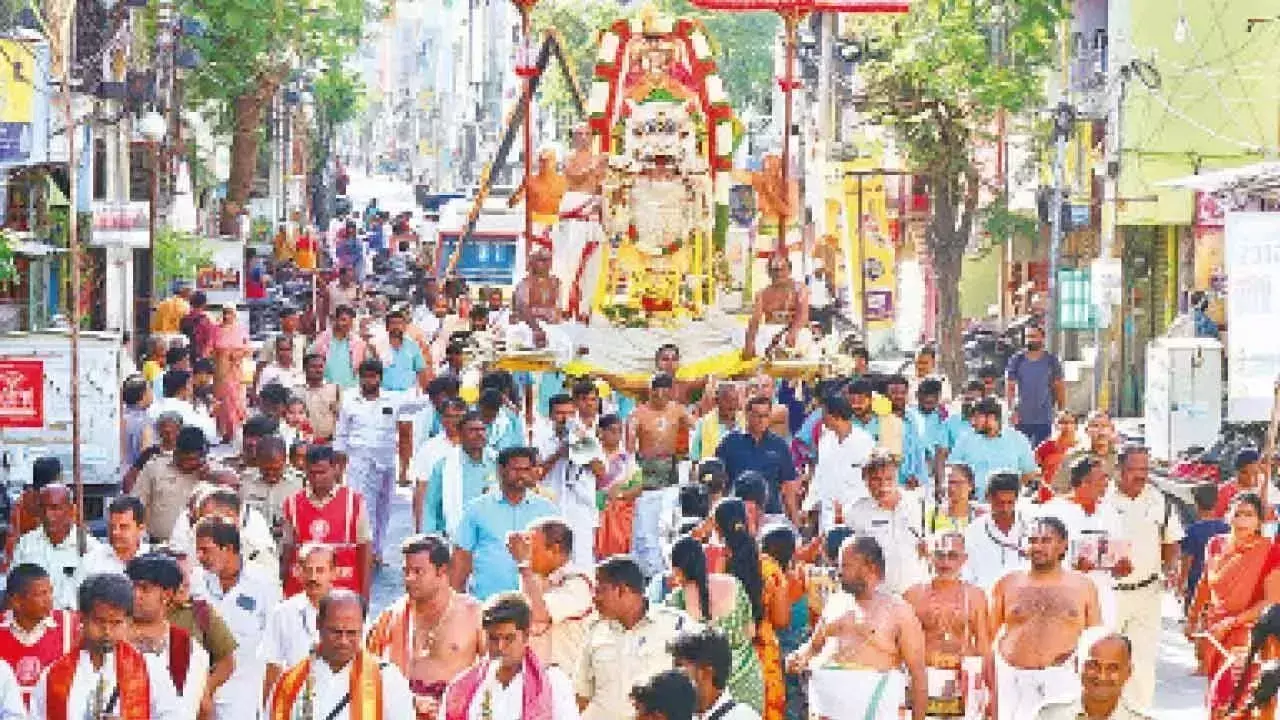 गोविंदराजा ब्रह्मोत्सवम: भगवान सिंह वाहनम पर सवारी करते हैं गोविंदराजा ब्रह्मोत्सवम: भगवान सिंह वाहनम पर सवारी करते हैं