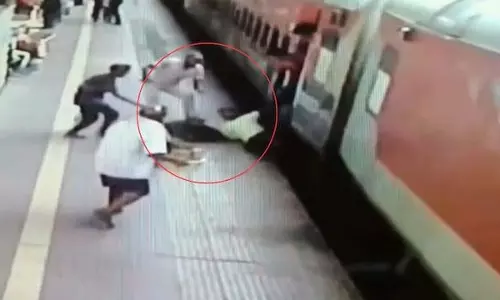 चलती ट्रेन से गिरा यात्री, पुलिसकर्मी ने बचाया