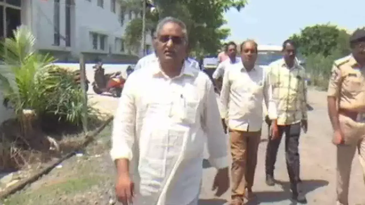 Andhra: सेवानिवृत्त आईपीएस अधिकारी एबी वेंकटेश्वर राव ने दी LawCET परीक्षा Andhra: सेवानिवृत्त आईपीएस अधिकारी एबी वेंकटेश्वर राव ने दी LawCET परीक्षा