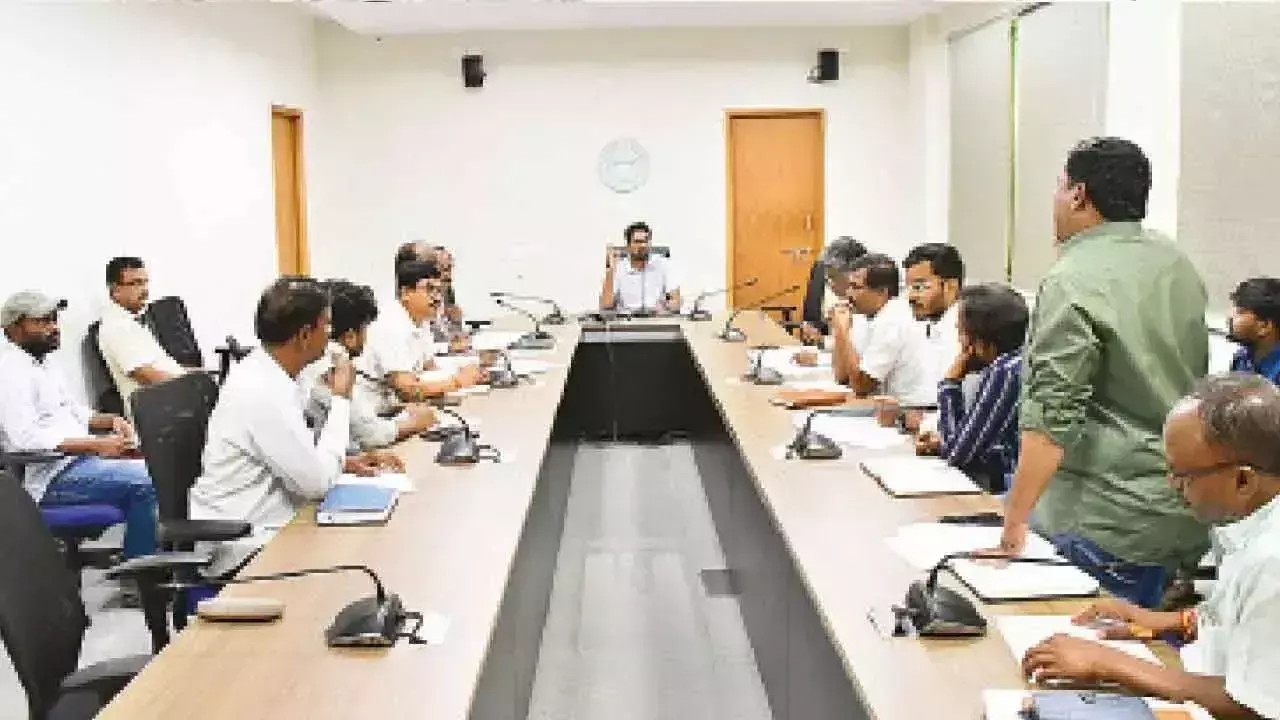 Telangana: सरकारी स्कूलों का नवीनीकरण कार्य शीघ्र पूरा करें: डीसी