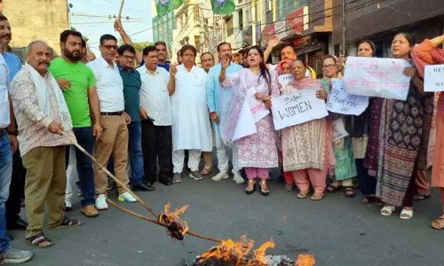 कांग्रेस ने BJP विधायक के खिलाफ प्रदर्शन किया कांग्रेस ने BJP विधायक के खिलाफ प्रदर्शन किया