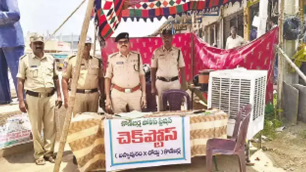 Telangana: अवैध पशु परिवहन पर अंकुश लगाने के लिए पुलिस ने बढ़ाई जांच Telangana: अवैध पशु परिवहन पर अंकुश लगाने के लिए पुलिस ने बढ़ाई जांच