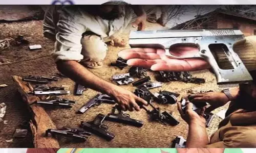 Delhi में हथियार तस्करी का भंडाफोड़, 12 सेमी ऑटोमेटिक पिस्टल के साथ दो तस्कर गिरफ्तार
