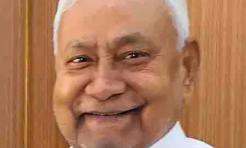 CM Nitish के अजीबोगरीब हाव-भाव और टिप्पणियों से हंसी की लहर CM Nitish के अजीबोगरीब हाव-भाव और टिप्पणियों से हंसी की लहर