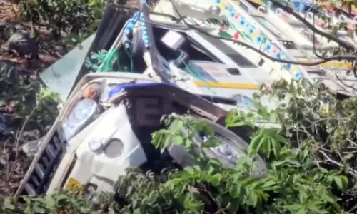 Jammu: वाहन खाई में गिरने से 12 लोग घायल Jammu: वाहन खाई में गिरने से 12 लोग घायल