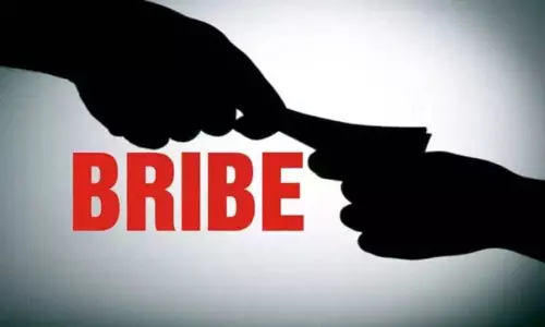 नायब कोर्ट अधिकारी को ACB ने रिश्वत लेते पकड़ा नायब कोर्ट अधिकारी को ACB ने रिश्वत लेते पकड़ा