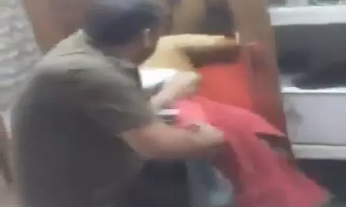 पत्नी ने पति को गैर महिला के साथ पकड़ा रंगे हाथ, फिर किया हंगामा पत्नी ने पति को गैर महिला के साथ पकड़ा रंगे हाथ, फिर किया हंगामा