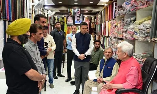 LG ने लाल चौक-बलिदान स्तंभ का दौरा किया