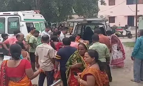 मंदिर में हादसा : साड़ी में आग से महिला झुलसी