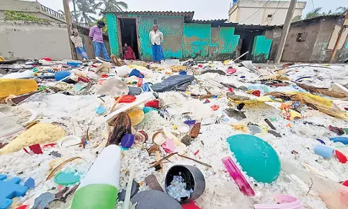 जहाज़ के मलबे से रिसाव ने केरल में ‘मालिन्य मुक्तम’ अभियान को प्रभावित किया जहाज़ के मलबे से रिसाव ने केरल में ‘मालिन्य मुक्तम’ अभियान को प्रभावित किया