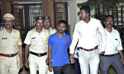 Delhi Crime: महिला जूनियर फिजियोथेरेपिस्ट से 20 लाख की ठगी , मुंबई में गिरफ्तार Delhi Crime: महिला जूनियर फिजियोथेरेपिस्ट से 20 लाख की ठगी , मुंबई में गिरफ्तार